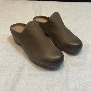 Dansko Taupe Melody Burnished Calf Woodgrain Clogs